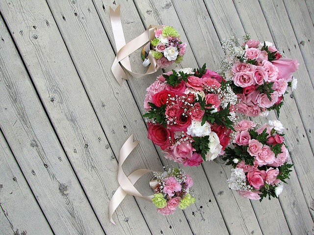 Dress up your wedding bouquet with Gorgeous accessories